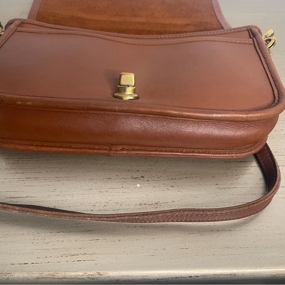 Vintage Coach Pocket Purse
Creed No M4C-9755 (1994). Made in the USA
10x6x2.5 - Picture 8 of 10